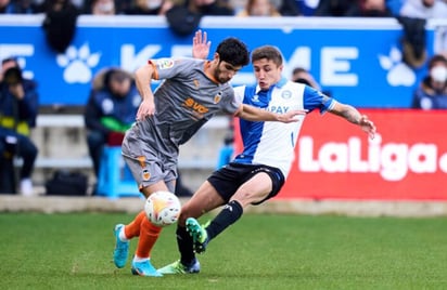 Mamadou Loum y Joselu dan aire al Alavés ante el Valencia