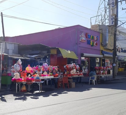 Comerciantes aprovechan San Valentín y abren desde temprano