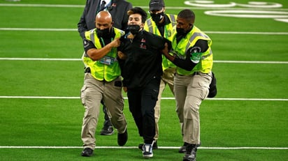 Espontáneo se metió a la cancha del SoFi e interrumpió el Super Bowl