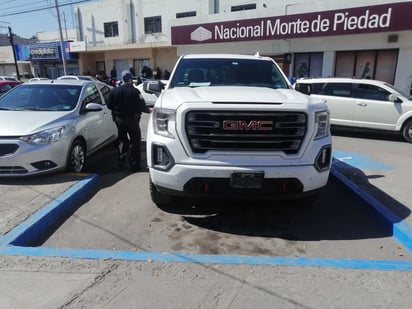 Camionetas no portan las placas para personas con discapacidad en Monclova 