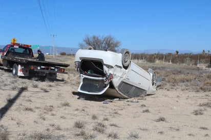 Le estalla neumático y vuelca en Castaños: volcadura, accidente, automovilístico