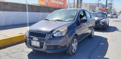 Conductora provoca choque en el Pape de Monclova y resulta lesionada al quitar el derecho de vía