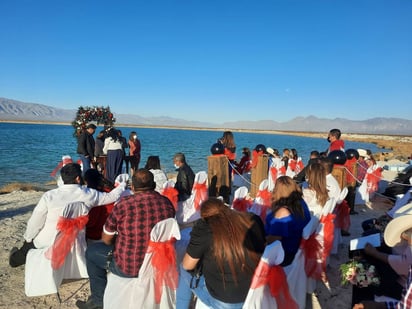 Celebran 9 matrimonios en Las Playitas de Ciénegas