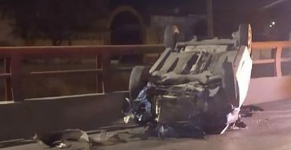 Conductor vuelca sobre puente en Castaños