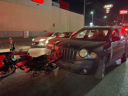 Repartidor de comida es arrollado por automóvil y termina lesionado en Monclova