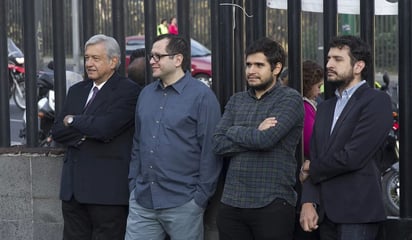 Al borde de las lágrimas, AMLO agradece a sus hijos que resistan ataques y espionaje