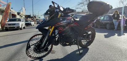 Motociclista sale volando de su moto al impactarse contra automóvil que le quito el derecho de vía en Monclova