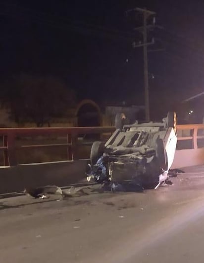 Conductor vuelca aparatosamente en puente de Castaños