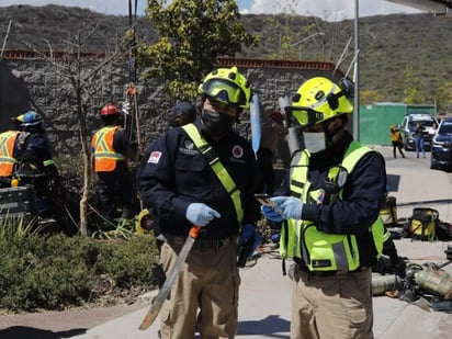 Tres personas mueren al caer a un drenaje en Querétaro