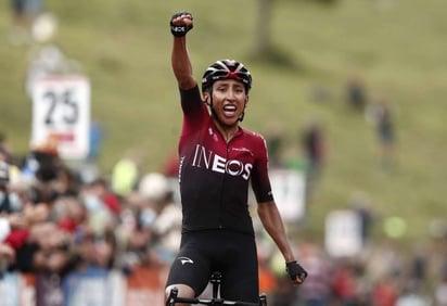 Egan Bernal da los primeros pedaleos en una bici estática tras su accidente