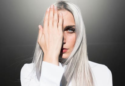 Matizador de canas, luce un cabello platinado hermoso 