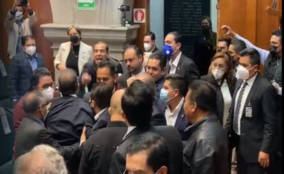 Diputados del Edomex se retan a golpes por poncha llantas de Ecatepec