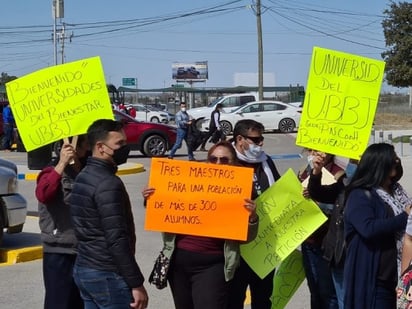 Con pancartas en mano manifestantes esperan a AMLO en Piedras Negras