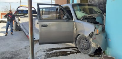 Mujer choca domicilio ajeno y destroza su automóvil al huir de la amante de su esposo en Monclova