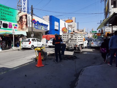 SIMAS acude a llamado de la población ante drenajes tapados en la Zona Centro de Monclova