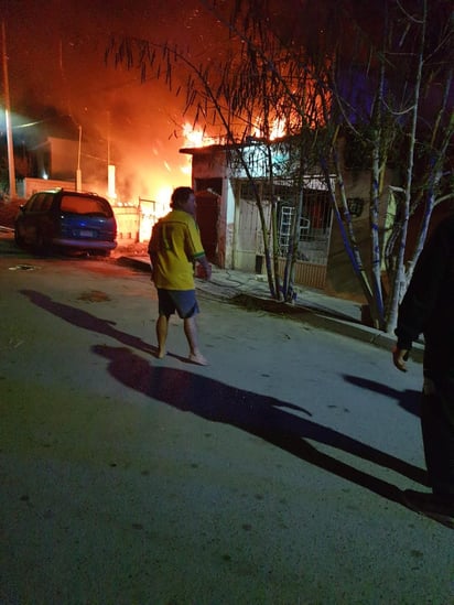 Bomberos de Cuatro Ciénegas apoyan en incendio de casa habitación