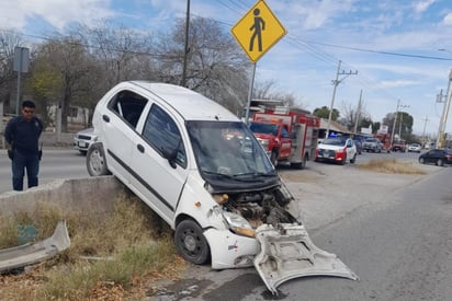 Pareja vuelca en la carretera 30 y abandona el auto en el Ejido 8 de enero