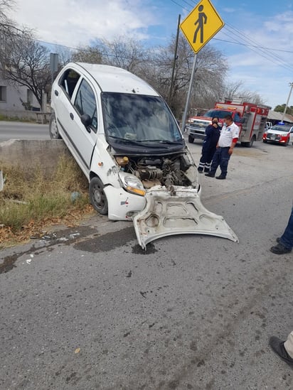 Pareja se vuelca en la carretera 30 a la altura del ejido 8 de enero y abandona el automóvil