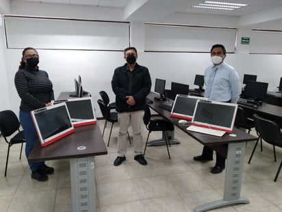 La facultad de FIME da atención a computadoras de plantel educativo