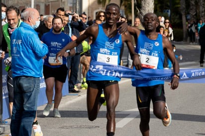 Los kenianos Erick Kiptoo y Valentine Jebet triunfan en Alicante