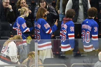 Zendaya y Tom lucen playeras de hockey con el nombre del otro