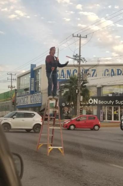 'Artistas callejeros' invaden las calles y bulevares de la ciudad por monedas