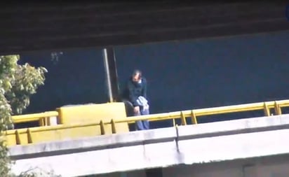 Evitan que hombre se aviente de un puente en carretera 57 de SLP