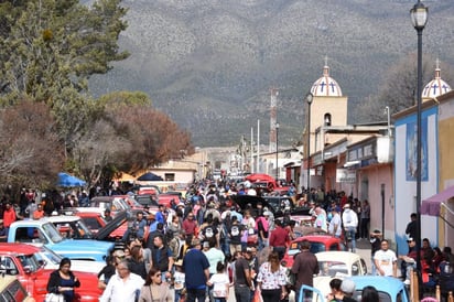 Autos clásicos llegan a San Antonio de las Alazanas