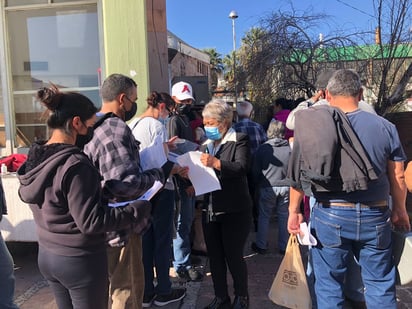 Brigada de vacunación contra COVID-19 en el teatro del IMSS