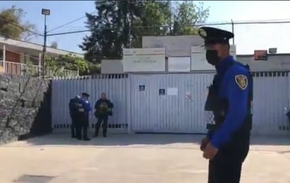 Reportan estable a menor que ingresó armado a secundaria y se disparó en su propia mano