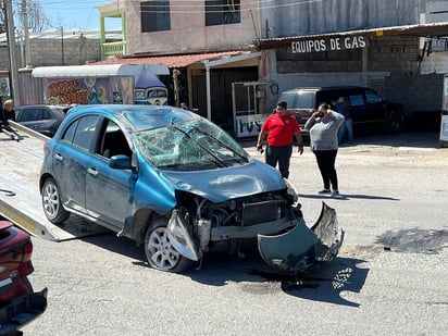 Conductor vuelca por evitar arrollar a un motociclista en Frontera