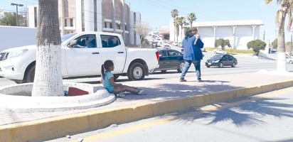 Pedigüeños; peligro latente entre ellos y los automovilistas  