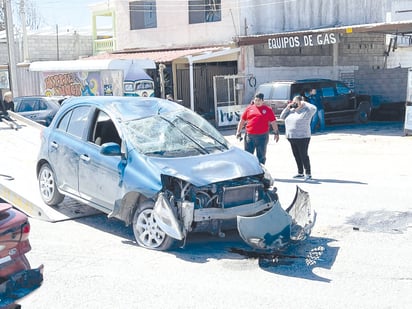 Conductor vuelca en la 30 y destroza su automóvil por esquivar a un motociclista 