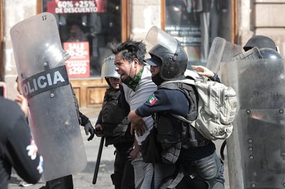 Maestros se enfrentan con la Policía en el oeste de México