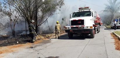 Fuerte incendio genera la evacuación de varias tiendas y centros comerciales en Monclova 