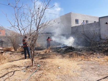 Bomberos de Ciénegas eliminan la quema en lote baldío