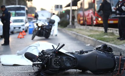 Tráiler embiste a motociclista y lo arrastra 50 metros en la GAM