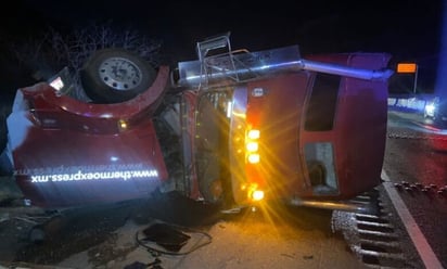 Tráiler cargado con rollos de acero vuelca en ‘Los Chorros’