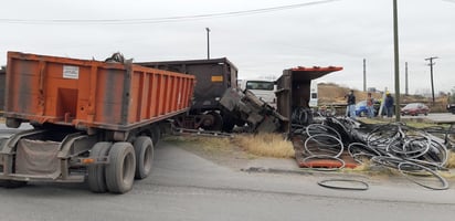 Tren parte en dos a tráiler en Monclova