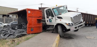 Tráiler es partido a la mitad por el tren en el punto 9 de AHMSA