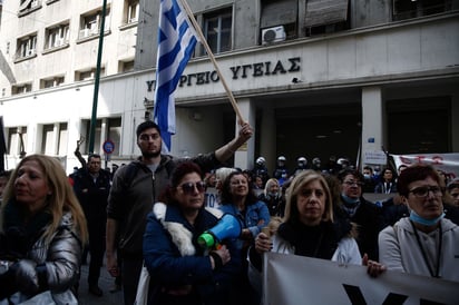 Médicos y sanitarios griegos protestan contra la precariedad de salud pública