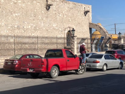 En Monclova automovilistas se estacionan en doble fila