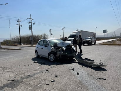 Dos personas lesionadas y miles de pesos en daños, deja fuerte choque de camión y auto