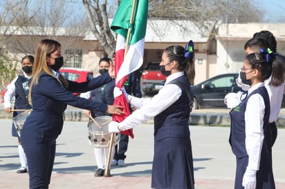 San Buenaventura iza la bandera de México en su 82 aniversario