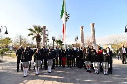 Autoridades municipales conmemoran el día de la bandera