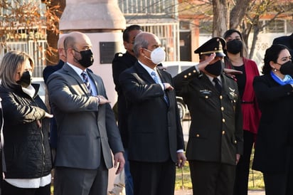 Autoridades locales conmemoran el Día de la Bandera