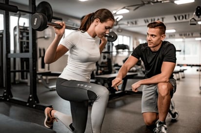 Los entrenadores de gimnasio deben estar capacitados al poner rutinas