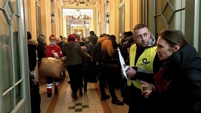 Una estación de tren polaca acoge a miles de refugiados que huyen de Ucrania