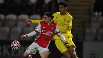 Marcelo Flores marca gol con Sub-23 del Arsenal frente al Liverpool