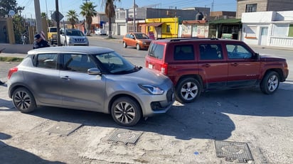 Hombre no guarda distancia y choca con su auto una camioneta Jeep en la Av. Industrial de Monclova